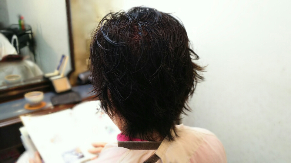 くせ毛でもショートにすれば手入れが簡単になる。