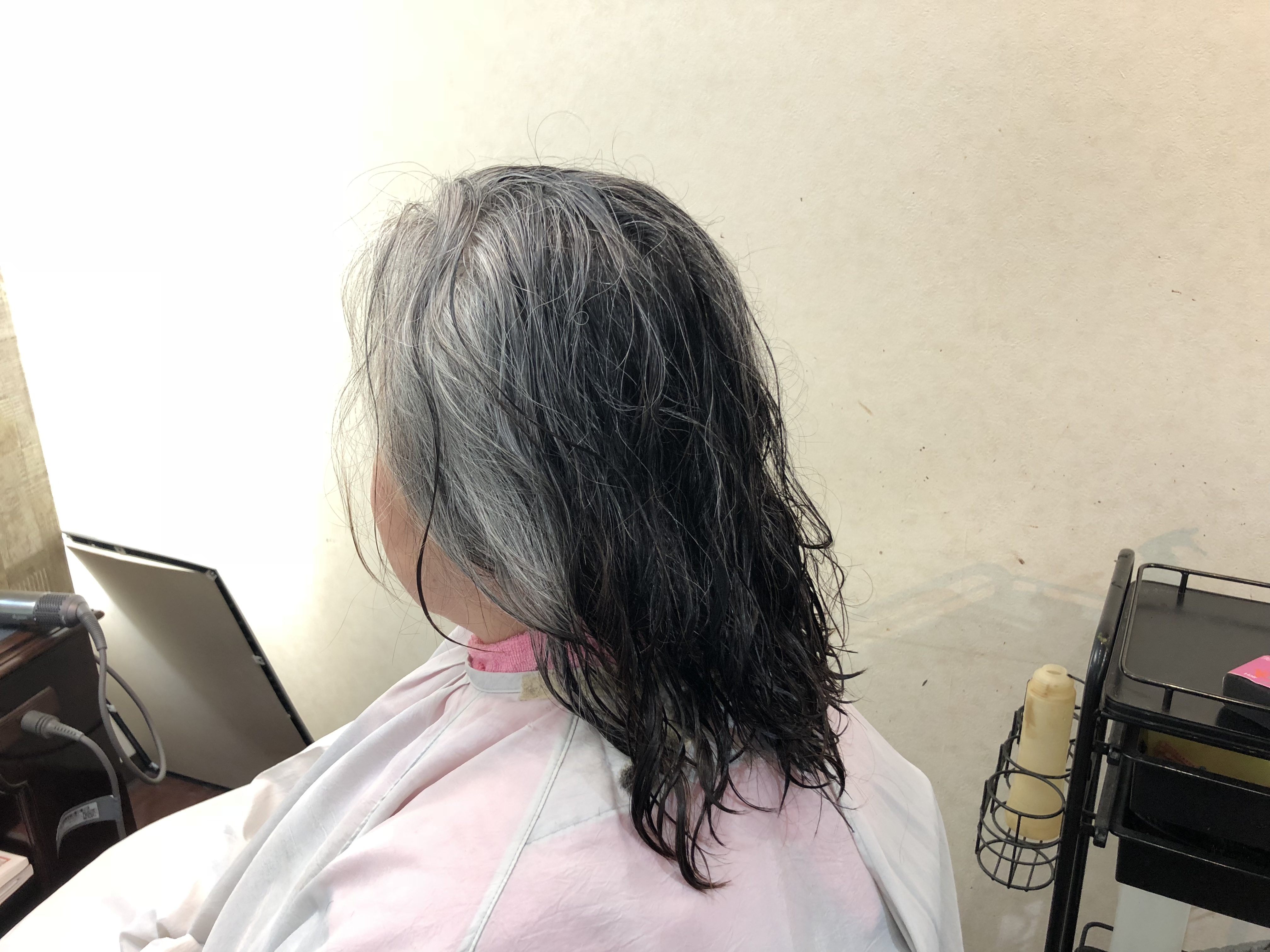 ６０代以上のグレイ ホワイトヘアスタイル くせ毛ブローレスカット 西宮 夙川 Anne アンヌ 美容室