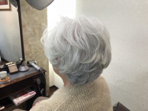 簡単スタイリング６０代 のグレイヘアカットの持ちがいい ショート動画 くせ毛ブローレスカット 西宮 夙川 Anne アンヌ 美容室