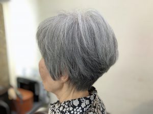 簡単スタイリング６０代 のグレイヘアカットの持ちがいい ショート動画 くせ毛ブローレスカット 西宮 夙川 Anne アンヌ 美容室