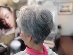 簡単スタイリング６０代 のグレイヘアカットの持ちがいい ショート動画 くせ毛ブローレスカット 西宮 夙川 Anne アンヌ 美容室